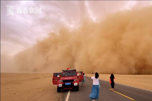 震撼! 青海一地遭遇沙尘暴 巨型