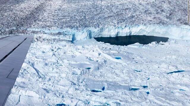 ↑格陵兰岛Helheim冰川前出现的湖