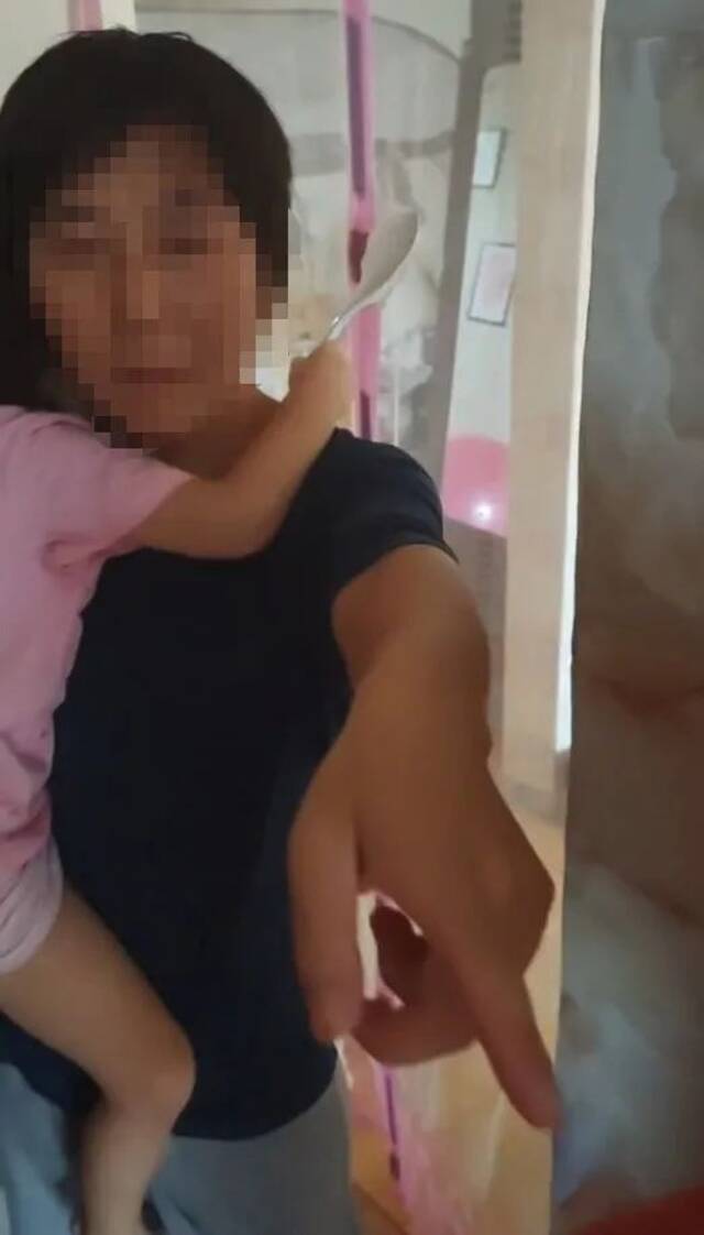 两名女童从14楼坠落，现场一幕令人痛心…