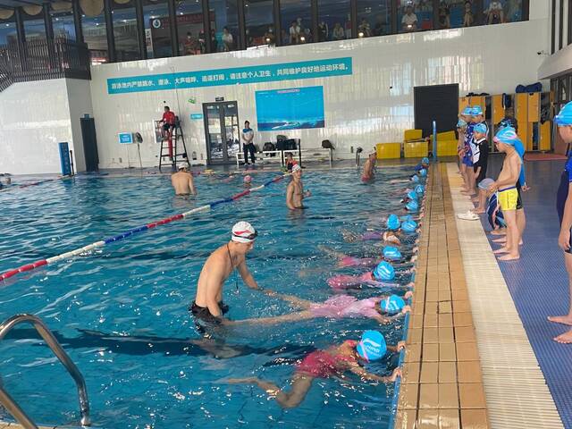 孩子们在南宁市李宁体育园进行游泳训练。新华社记者林凡诗摄