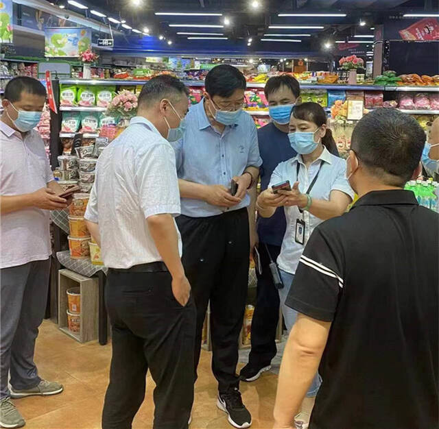 7月14日，天水市纪委监委督导组在麦积区浙加都超市督查疫情防控措施落实和市场保供情况。