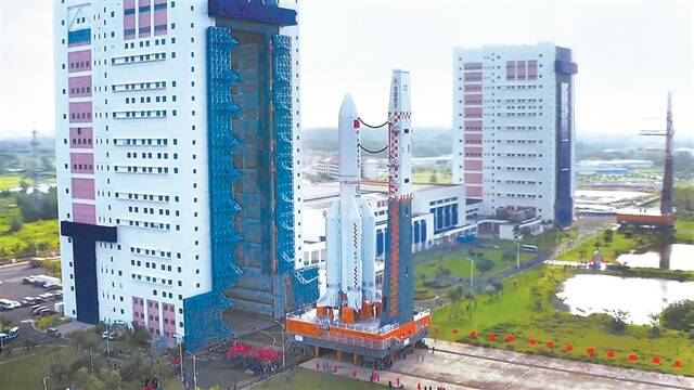 7月18日，海南文昌，问天实验舱与火箭组合体转运现场。(图片来源：视觉中国)