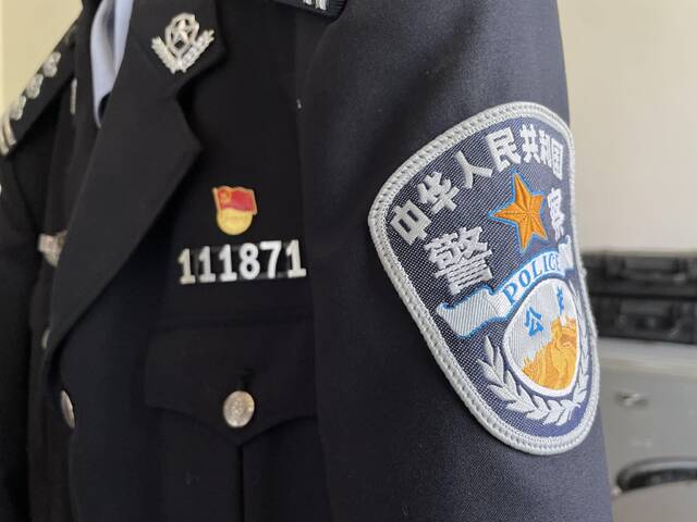 ▲李涌曾经穿过的警服，至今仍存放在他值班室的衣柜里。新京报记者薄其雨摄