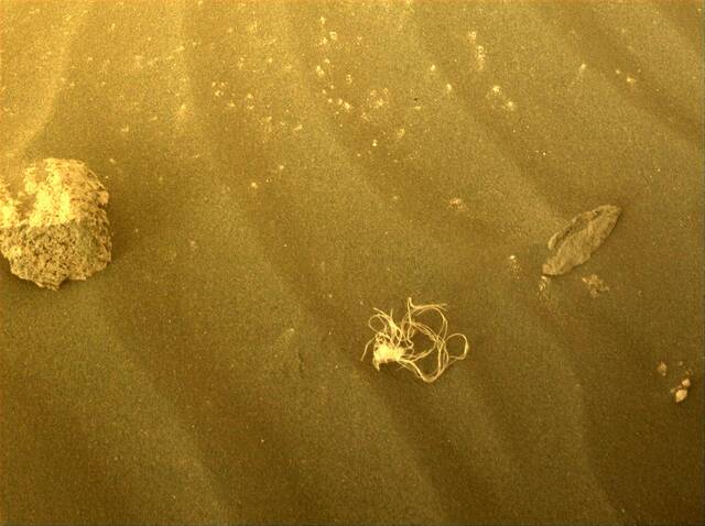 美国毅力号火星车12日拍到的“神秘线团”图自NASA网站