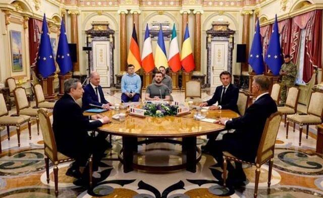 6月16日，法、德、意、罗马尼亚领导人在基辅会晤泽连斯基图：法新社