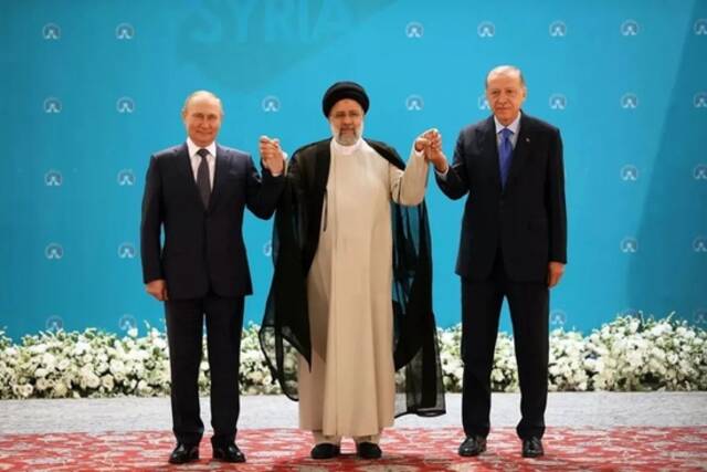 俄罗斯总统普京、伊朗总统莱希和土耳其总统埃尔多安（从左至右）在阿斯塔纳进程国家首脑会议开始前合影图：俄罗斯卫星通讯社