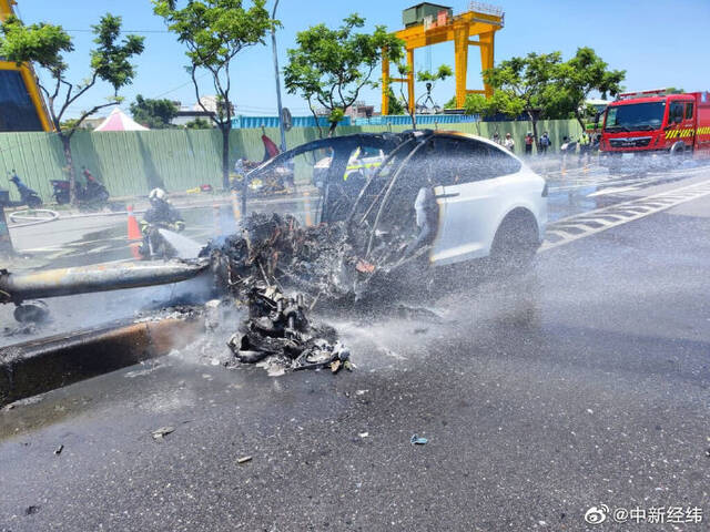 特斯拉回应林志颖父子车祸：起火原因暂不清楚 车身没有易燃材质