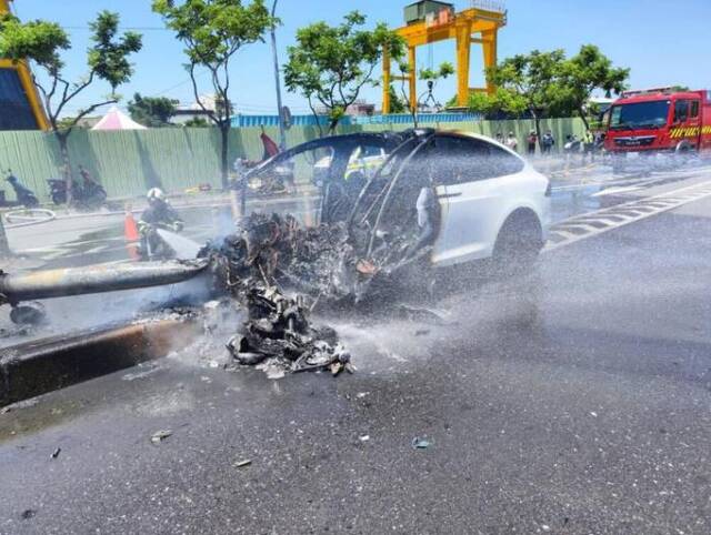 台湾桃园一特斯拉撞上隔离带起火 警方证实伤者为林志颖