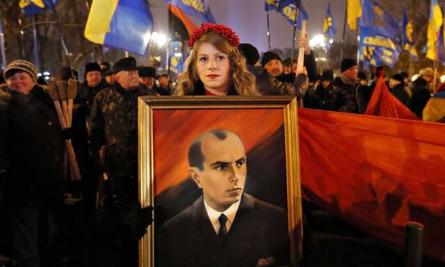 基辅民众在一次集会上手持班德拉的画像。资料图丨美联社