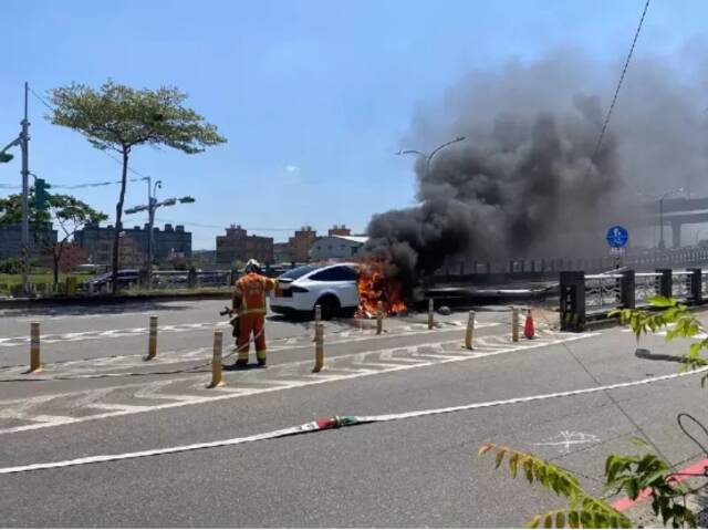 林志颖22日驾驶白色特斯拉撞隔离带起火（图片来源：台媒）