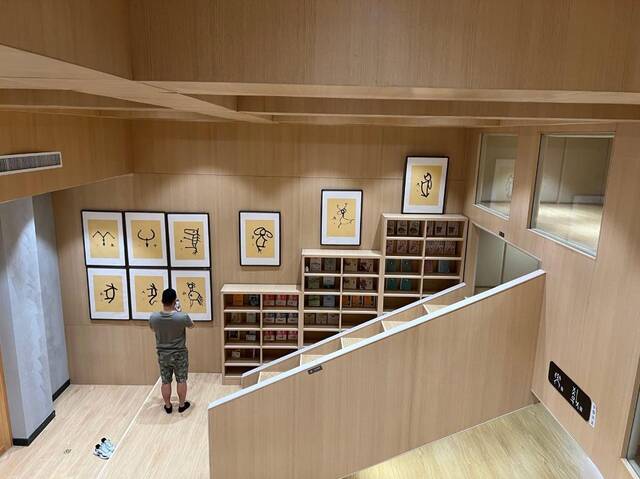 游客在沈阳汉字主题书房内观赏拍照。新华社记者洪可润摄