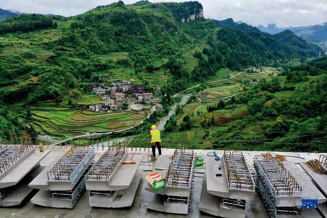 5月25日，贵南高铁最高桥桐子园双线特大桥的桥面系施工现场。图/新华