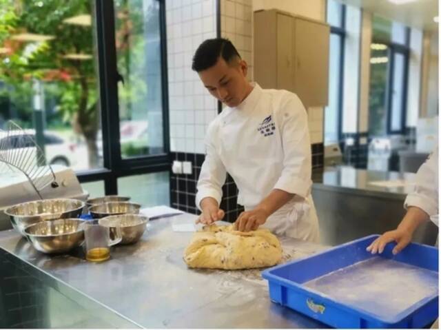 杨荣峰在上海参加“青职计划-云南省青年烘焙师培训营”。图/青职计划