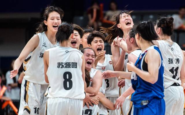 清华大学女篮庆祝夺冠。图/新华社