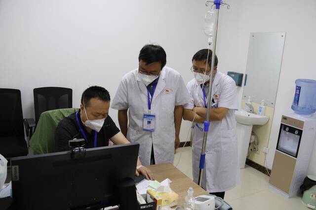 在甘肃省兰州市本轮疫情中，兰州市第二人民医院院长于博（左一）在工作中。（兰州市第二人民医院供图）