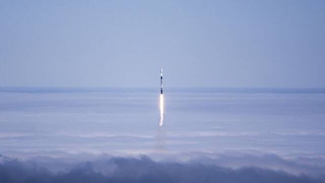 SpaceX猎鹰9号雾中发射46颗Starlink星链卫星，打破年度发射纪录
