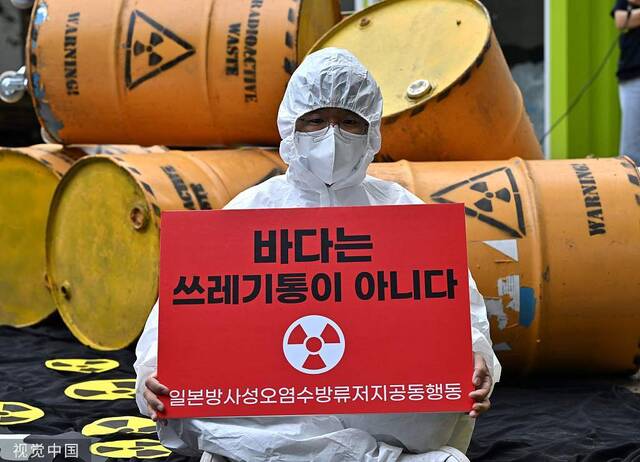 韩国环保人士通过行为艺术抗议日本核污染水排海计划图源视觉中国