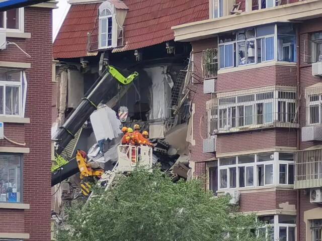 2022年7月19日，天津市北辰区天穆镇欢颜里3号楼，一居民家中发生燃气爆燃，造成楼体受损。（图