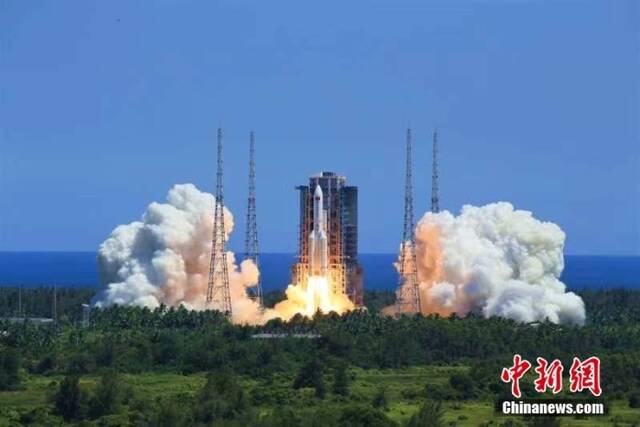北京时间2022年7月24日14时22分，搭载问天实验舱的长征五号B遥三运载火箭，在我国文昌航天发射场点火发射，发射取得圆满成功。屠海超摄