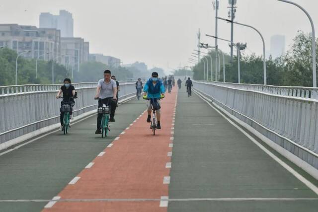 ▲自行车专用路上设有潮汐车道，早晚高峰时段可使用。图/新京报记者王贵彬摄