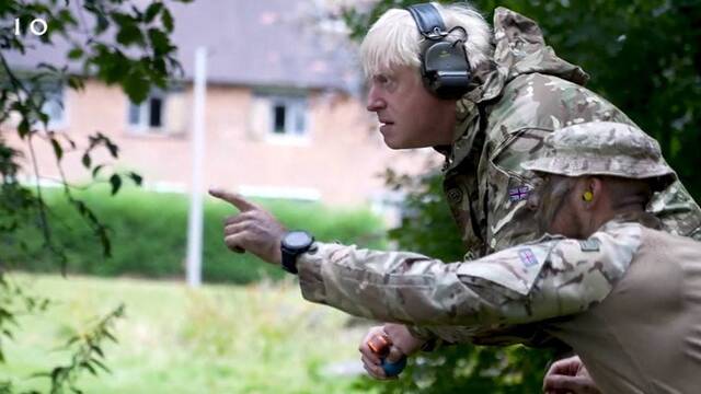 约翰逊访问在英接受训练乌军，现场视频出现约翰逊投掷手榴弹镜头