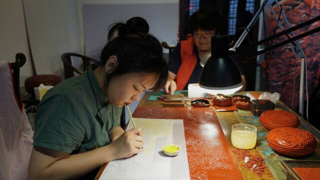 7月19日，海燕在制作一把客户定制的“雕漆龙椅”，此时正在描黄。新京报记者戚厚磊摄