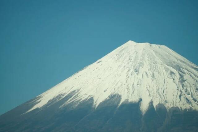 当地时间2021年12月20日，富士山被积雪覆盖。图/rex/IC photo