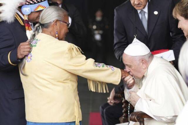 教皇在加拿大亲吻寄宿学校幸存者的手（美联社）