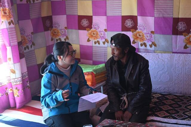 在唐古拉山镇，汪钰婷在牧民家中进校访谈。新华社记者张龙摄