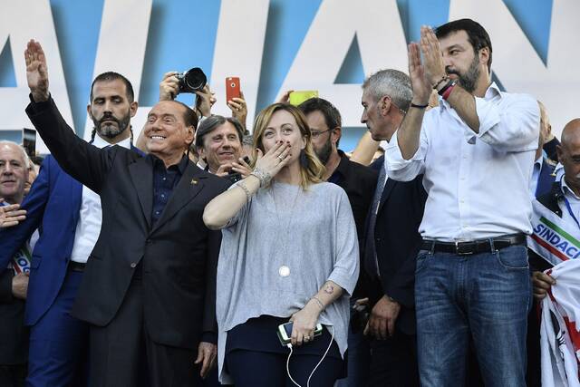 2019年10月19日，梅洛尼与其他意大利政客一起出席活动。zuma摄/IC photo