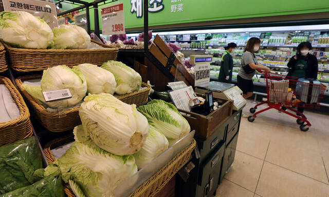 首尔一家大型超市正在销售白菜。图自韩媒