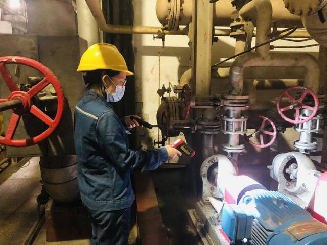 湖北能源鄂州发电公司工作人员在厂内巡检。