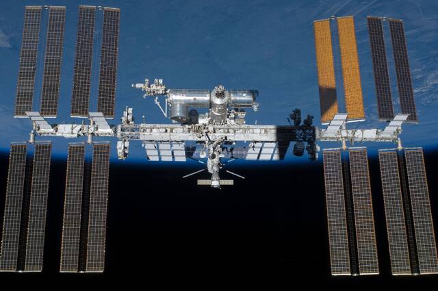 2011年5月29日，国际空间站以地球的地平线和太空的黑暗为背景。图源：视觉中国