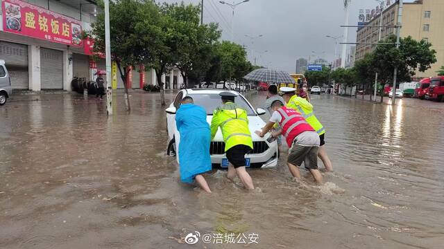 民警救援受困车辆。（图片来自涪城公安官微）