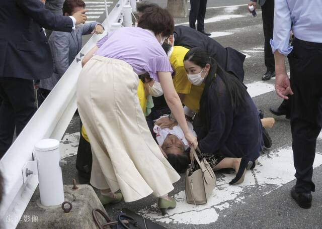 安倍中枪倒地，众人上前实施救护