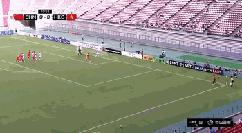 第11分钟，蒋圣龙的头球被中国香港球员在门线前解围。