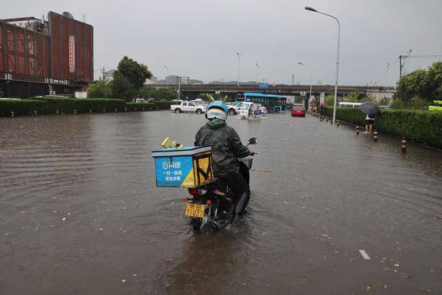 暴雨致京哈高速王四营桥以北三百米路段中断，有关方面正在抢修