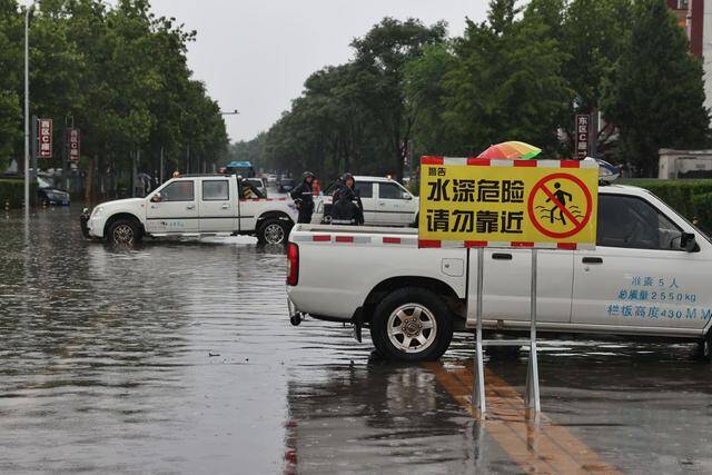 暴雨致京哈高速王四营桥以北三百米路段中断，有关方面正在抢修