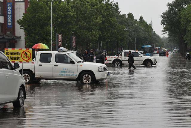 暴雨致京哈高速王四营桥以北三百米路段中断，有关方面正在抢修