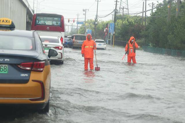 暴雨致京哈高速王四营桥以北三百米路段中断，有关方面正在抢修