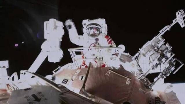 中国航天员从天和核心舱出舱。图源：CMS