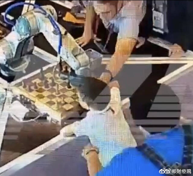 男孩下棋犯规被机器人折断手指，人机互动如何防范无意识伤害