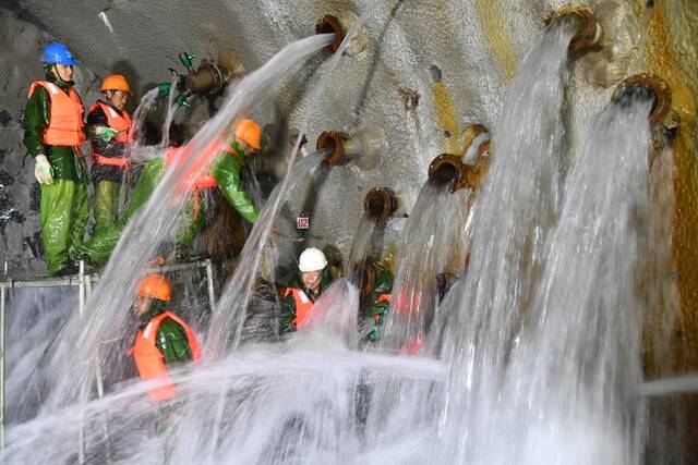大柱山隧道建设者在处置涌水。牛榮健摄