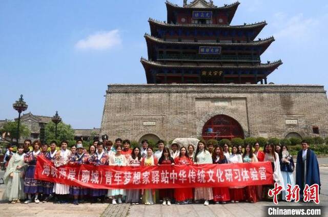 两岸青年在“中华水上古城”身着汉服体验中华传统文化。聊城市台港澳办供图