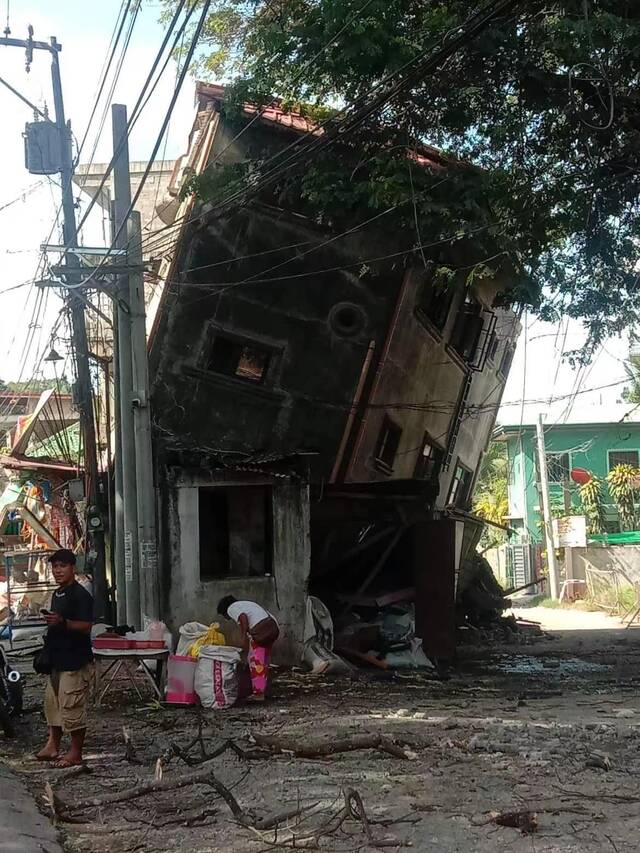 菲律宾震中地区房屋受损严重 电力供应已中断