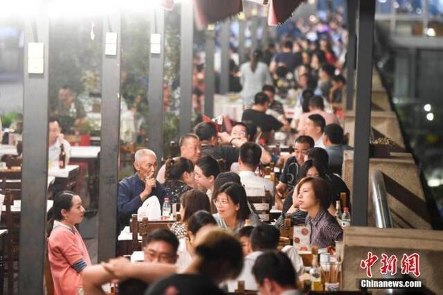 资料图：市民在夏季的夜晚出行品尝美食。(图文无关)杨华峰摄