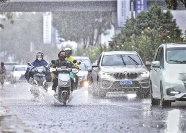 北京遭遇强降雨 多项预警齐发