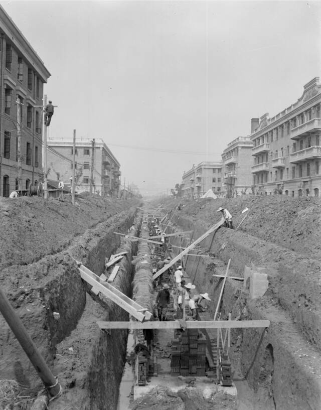 1956年6月，月坛南街和月坛北街的雨水下水道正在施工，以改善周边地区雨季积水的问题。王一波摄