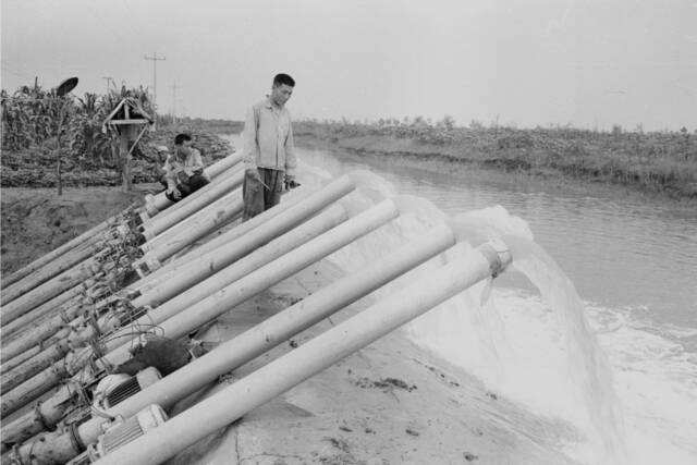 上世纪70年代，通县永乐店公社社员在雨后疏通排水沟，排出田间积水。胡敦志摄