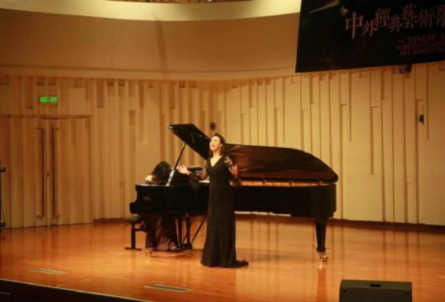 女高音歌唱家黄璐献唱中外经典艺术歌曲音乐会